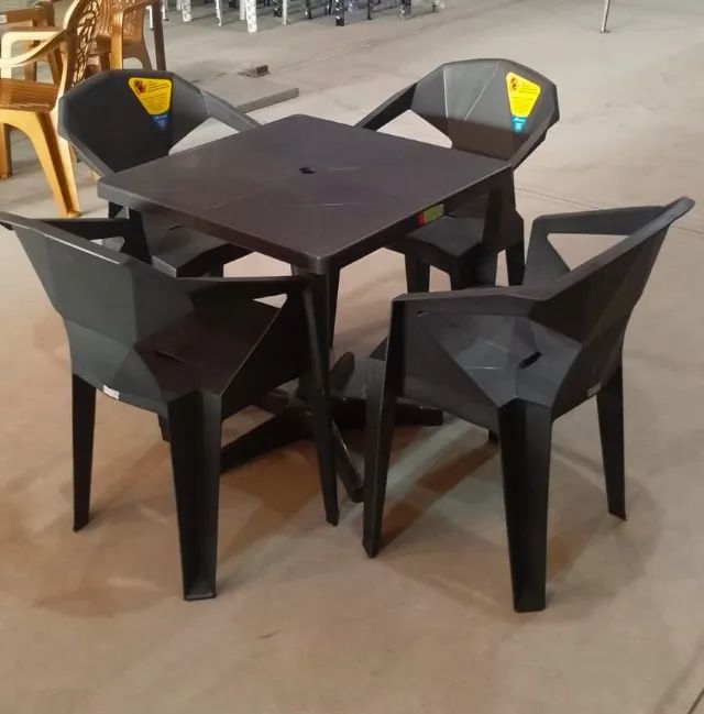 Conjunto 4 Poltronas com Mesa Pipa Desmontável 