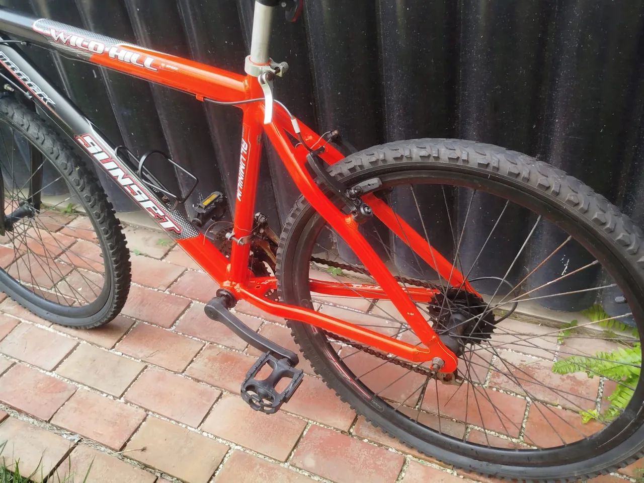 Bicicleta aluminio preta e laranja  - Foto 2