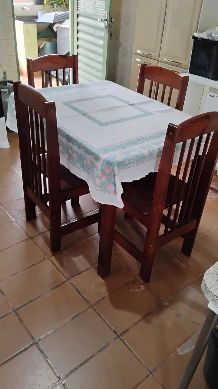 Mesa de madeira com quatro cadeiras - Foto 2