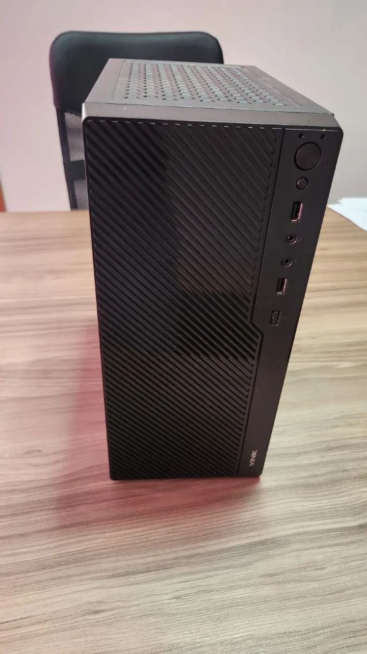 Computador CPU com monitor, cabos, teclado e mouse