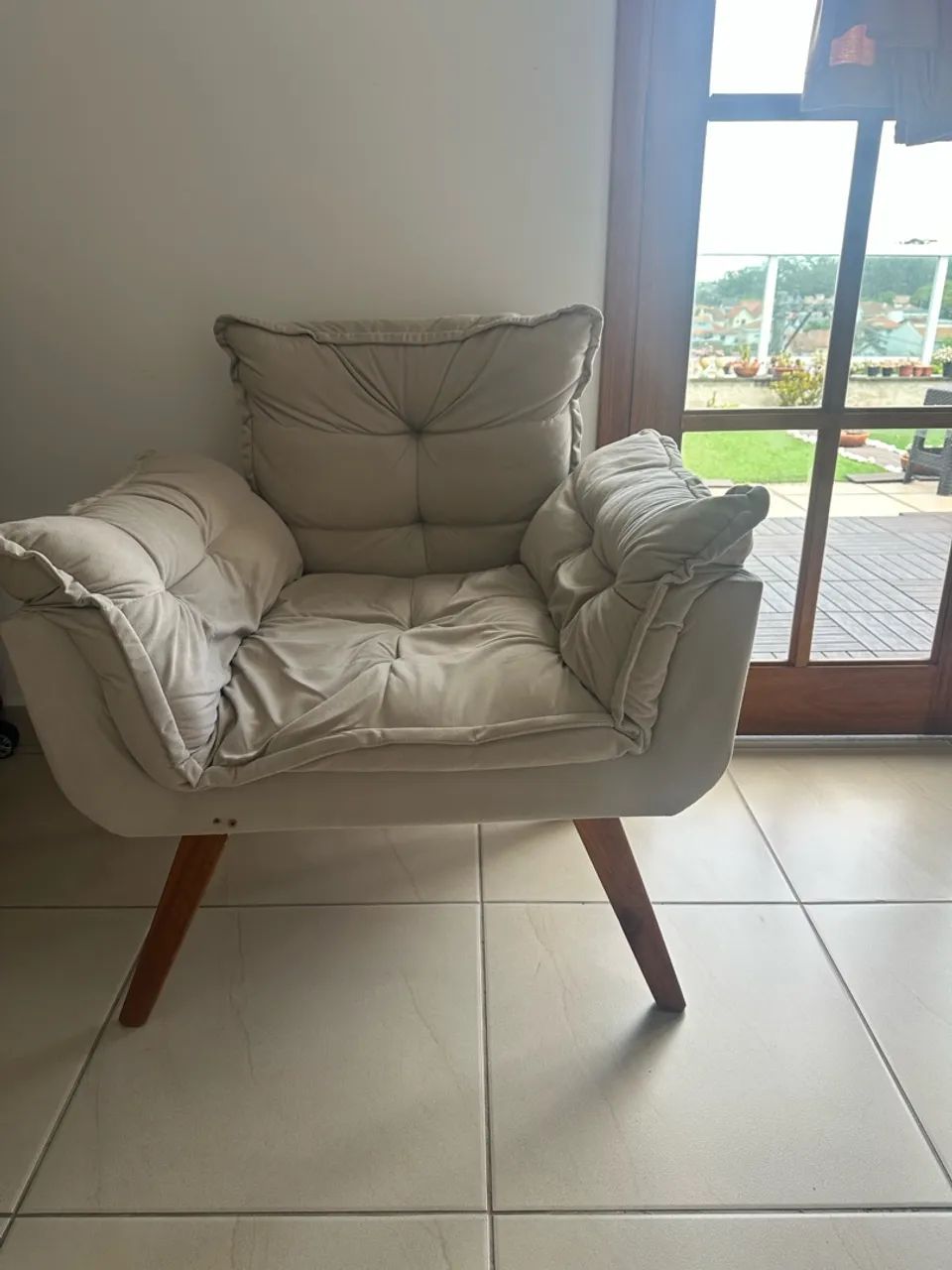 Poltrona Estofada cor creme com Pés de Madeira - Confortável - Foto 3