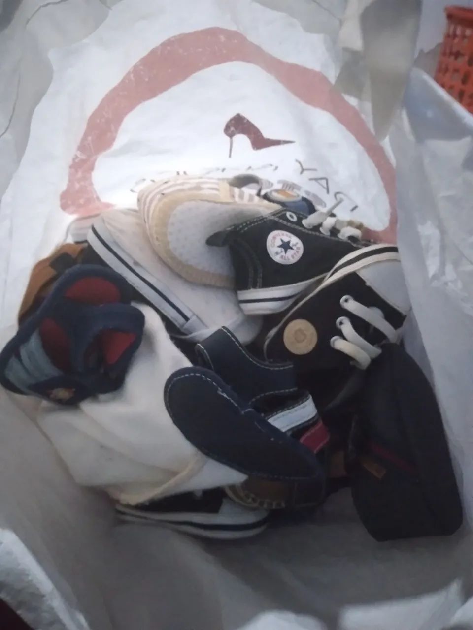 Uma sacola com 23 pares de sapatinho de menino (RN)
