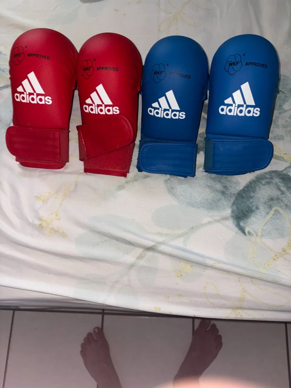 Luva original de karatê adidas azul e vermelha 