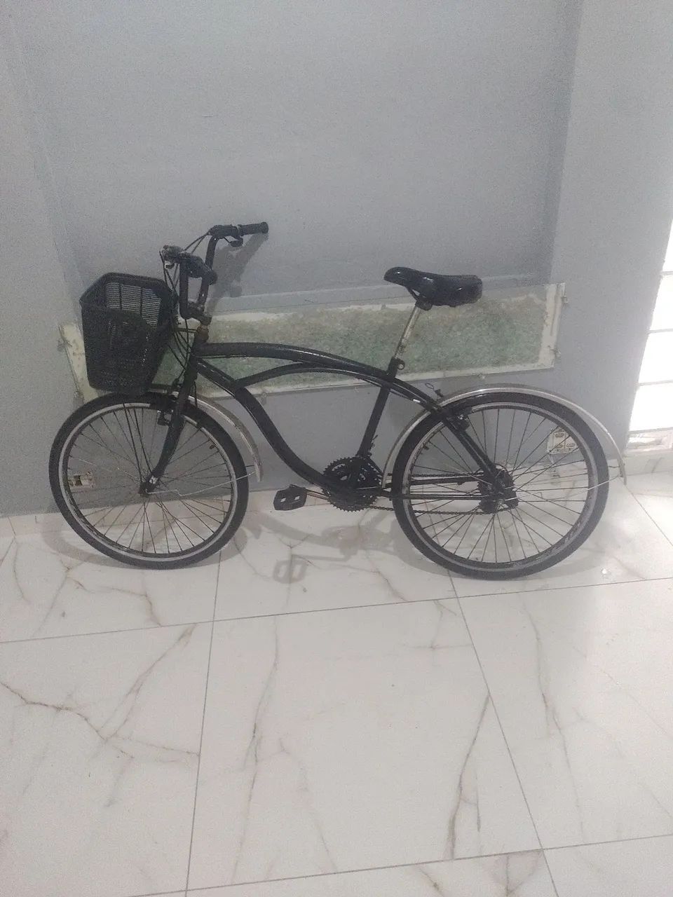Bike Aro 26 com marcha e cestinho em bom estado!!