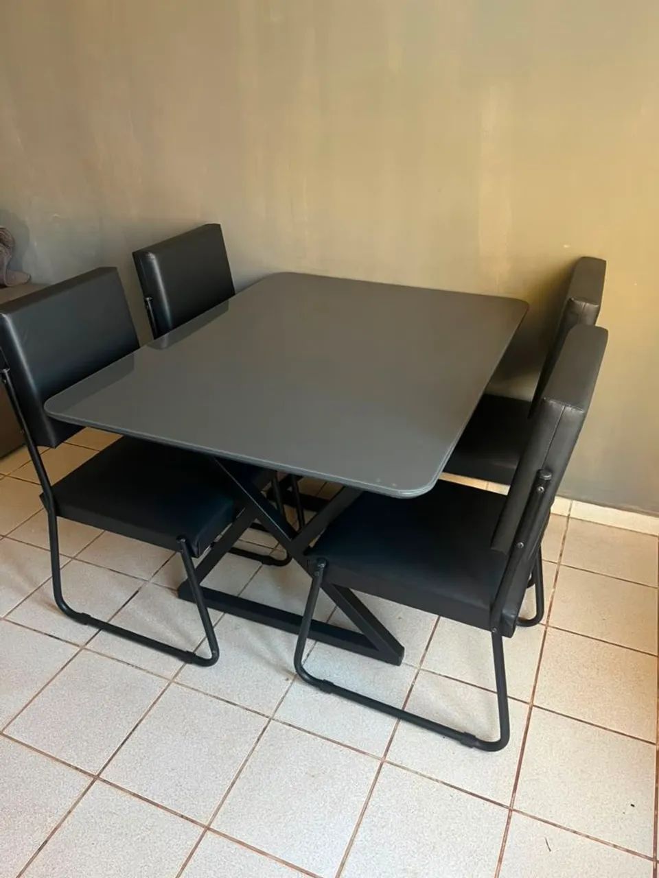 MESA TAMPO DE VIDRO COM 4 CADEIRAS/ MOSTRUÁRIO LOJA 