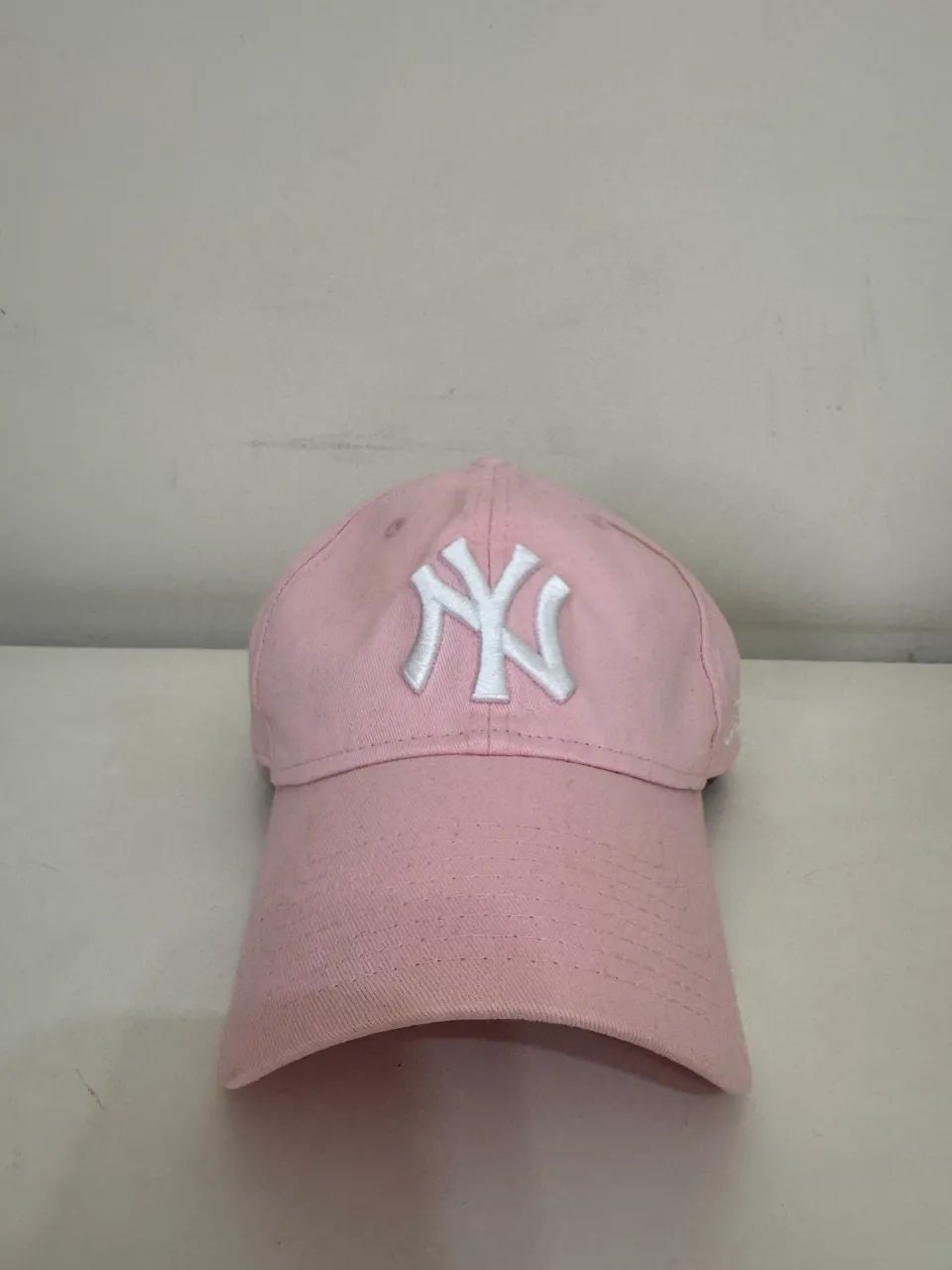 Boné New Era 9TWENTY NY Yankees Rosa (Original) - Aba Curva - Foto 2