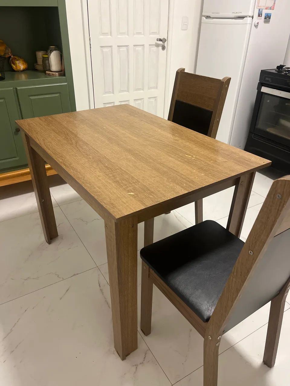 Vendo mesa com 2 cadeiras - Foto 2