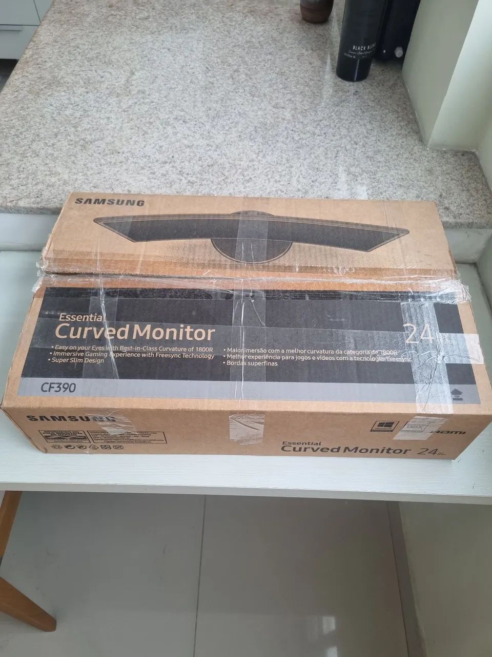 Monitor Curvo Samsung 24 CF390 Full HD na caixa