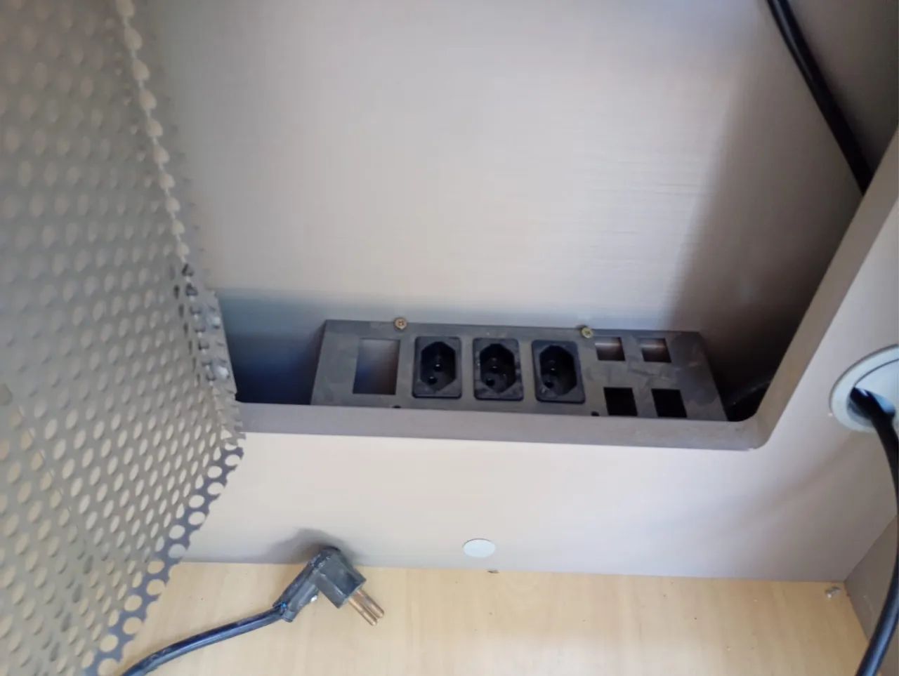 Mesa para escritório com armário baixo  - Foto 5