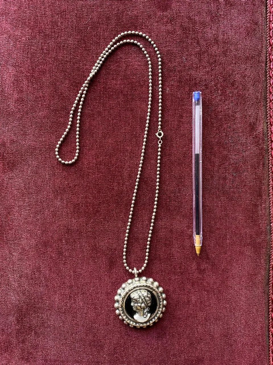 Antigo Colar em metal prateado (ref:140)