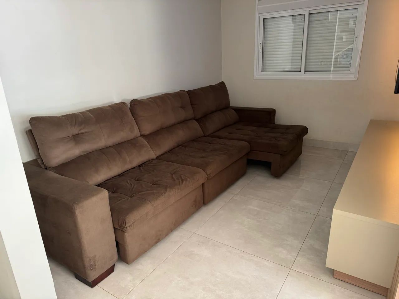 Sofá retrátil e reclinável em sued  - Foto 3