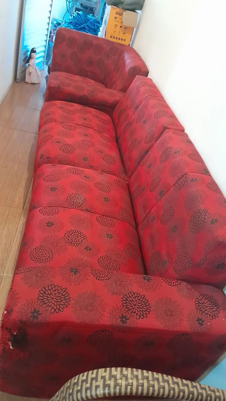 Vende-se sofá com marcas de uso  