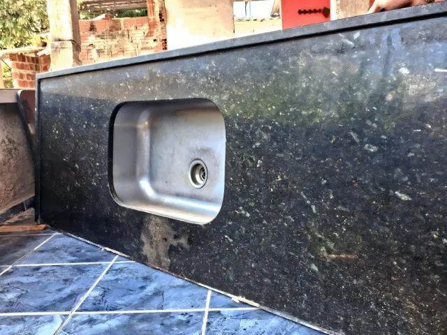 Bancada em Granito Verde Ubatuba 1,65m x 0,62m com Cuba Inox Embutida