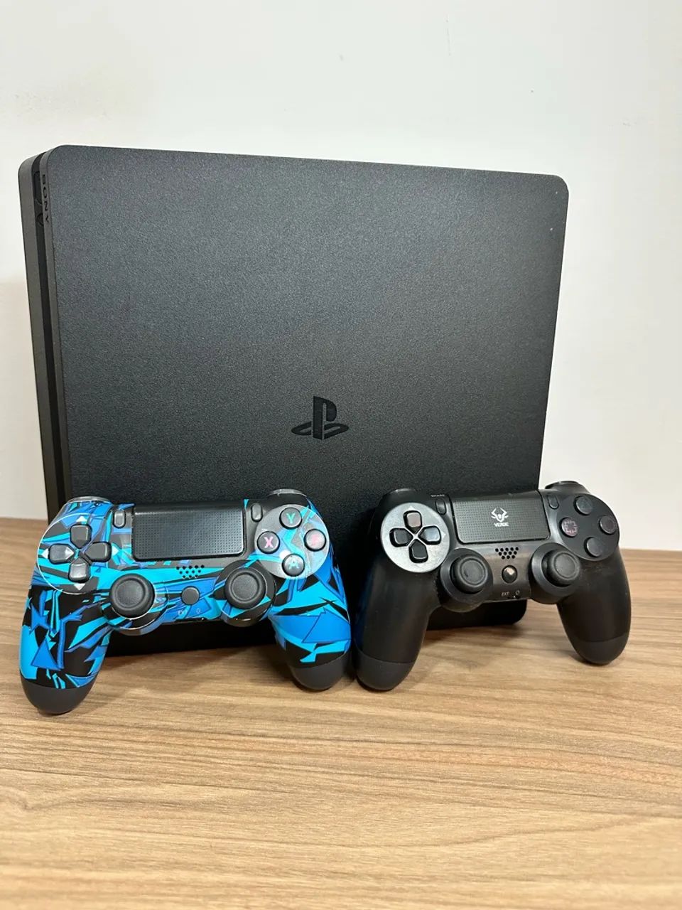 Ps4 slim 1TB + 2 controle 