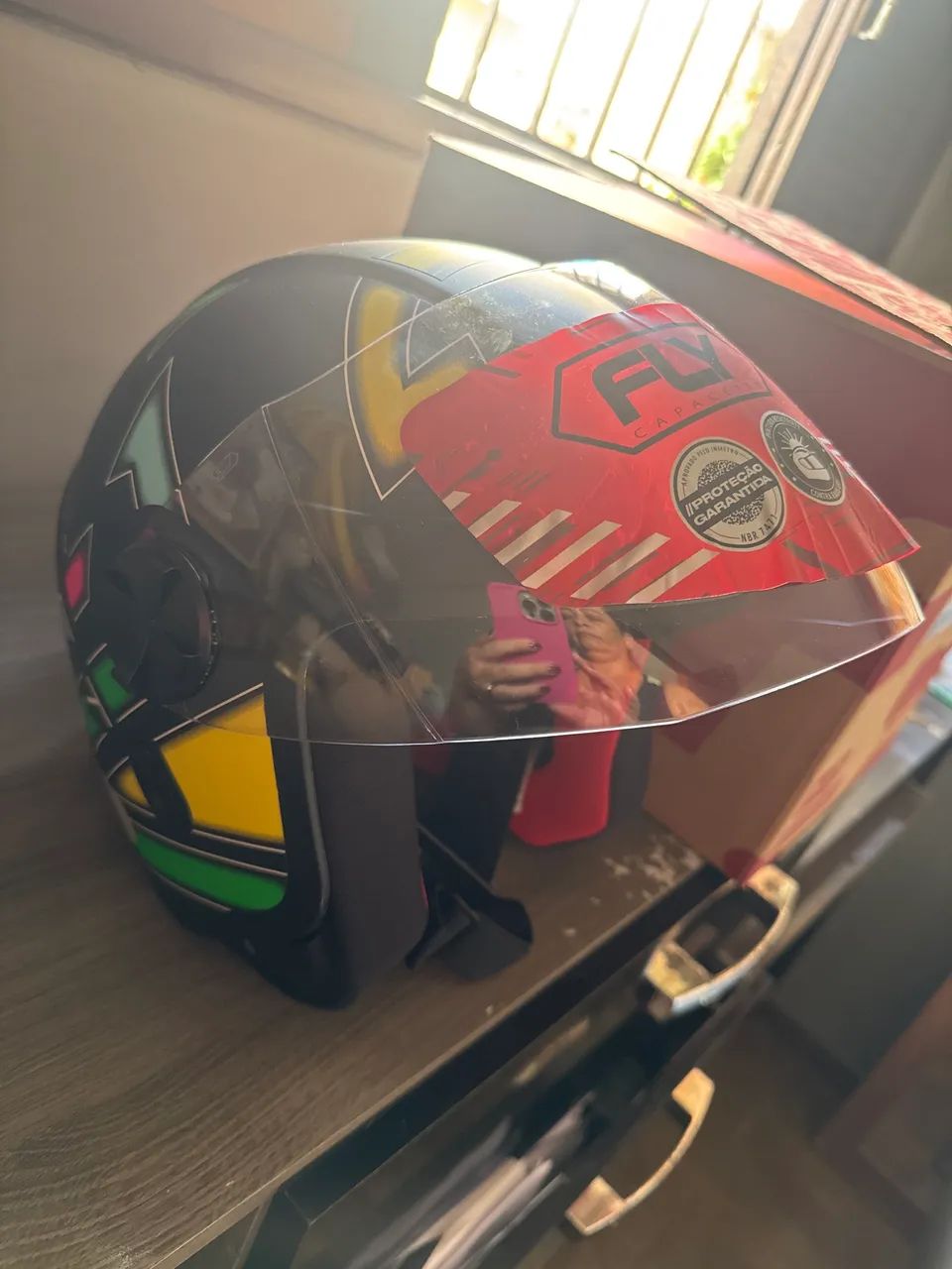 Capacete novo na caixa. 