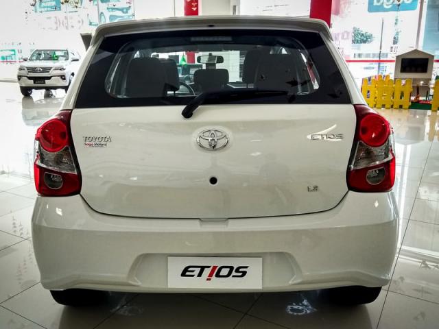 TOYOTA ETIOS HATCH X 13L MT 19/20 - Foto 5