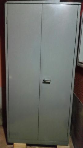 Vendo armário de aço cm duas portas e 4 pratileiras