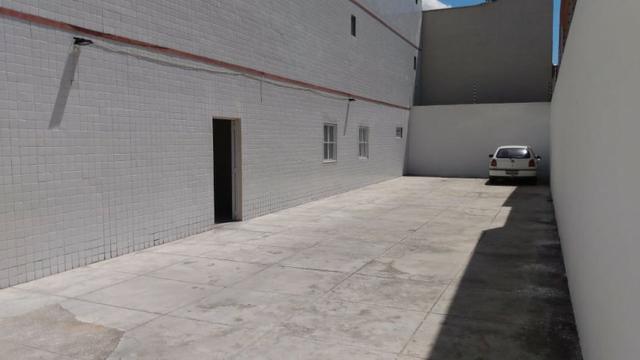 Apartamento com ótima localização na Maraponga, água e iptu incluso, 1 vaga garagem - Foto 2