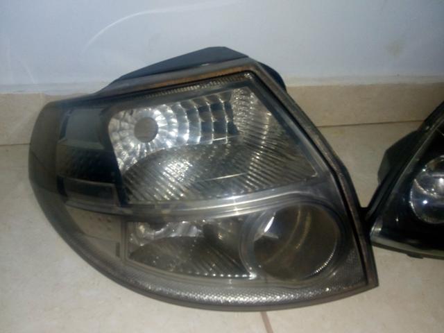 Farol e lanterna esquerda do Ford KA