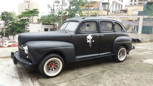 Ford 1946 antigo 4 portas preto