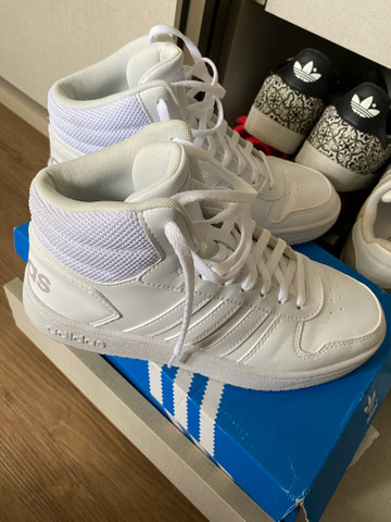 botinha branca adidas