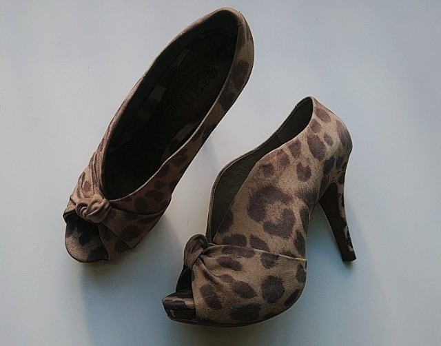 sapato com estampa de animal print, leopardo, da schutz