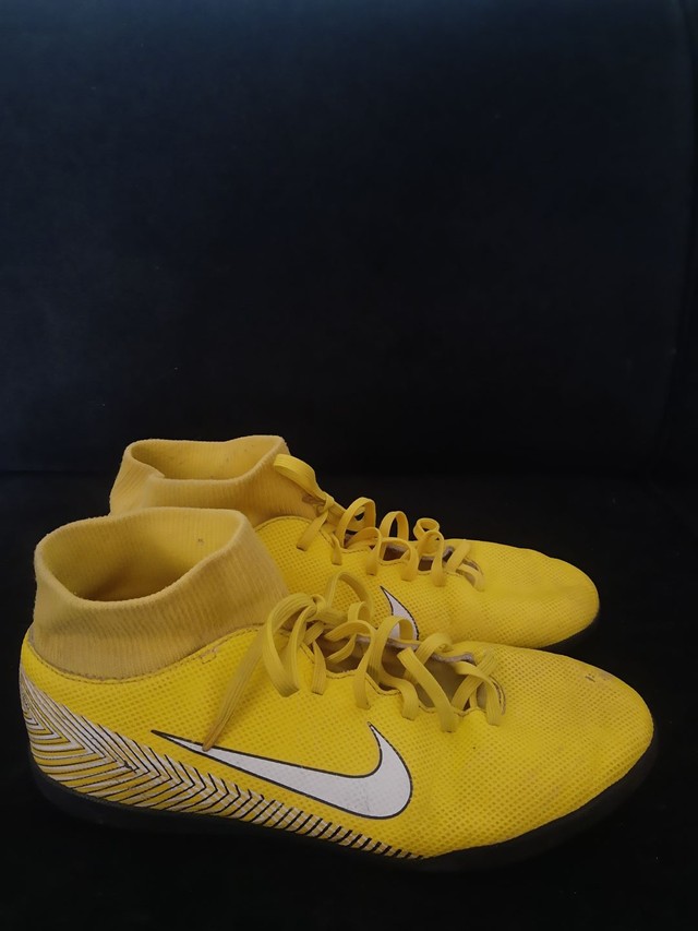 nike botinha amarelo