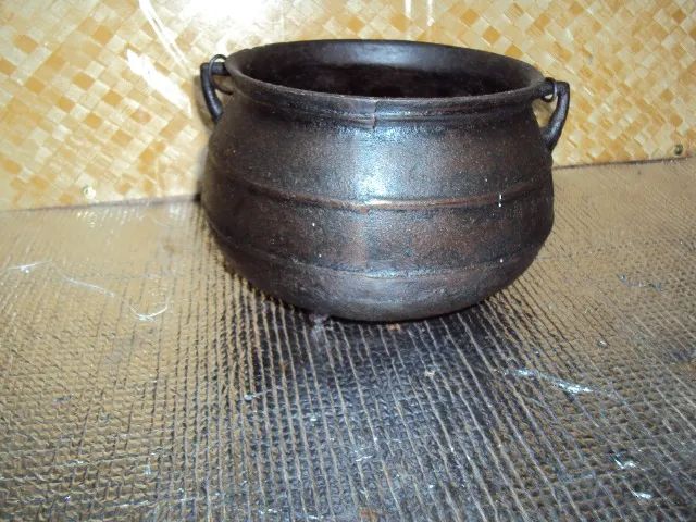 panelas ferro  antiga .,pronto pr auso .faixa 2 litro /valor por cada peça //leia 