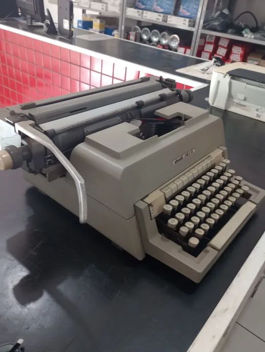 Máquina de escrever Olivetti Lettera 32