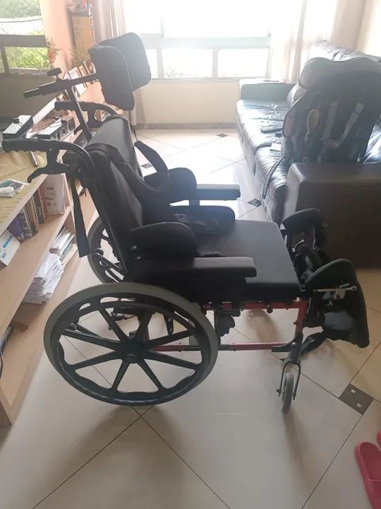 Cadeira de Rodas Ortobras Praticamente nova- Dobrável-Com apoio de cabeça e reclinável - Foto 4