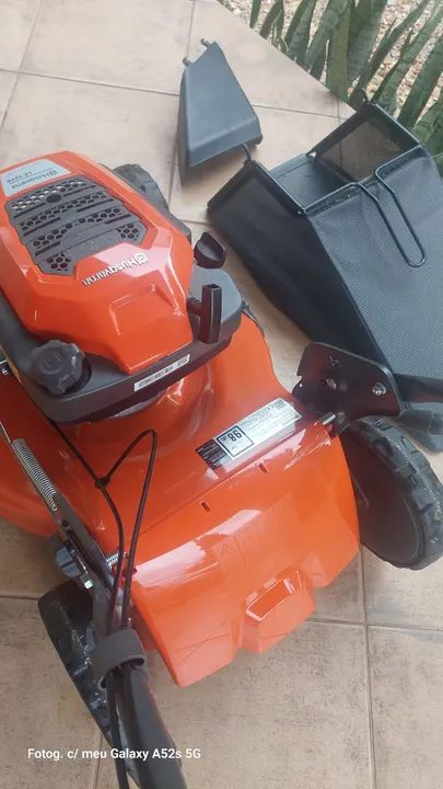 Máquina de cortar grama a gasolina com tração Husqvarna - Foto 5