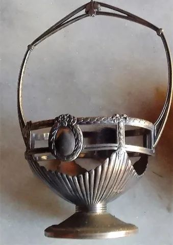 Luxuosa Cestinha Floreira espessurada a prata com alça ricamente trabalhada Descrição*
