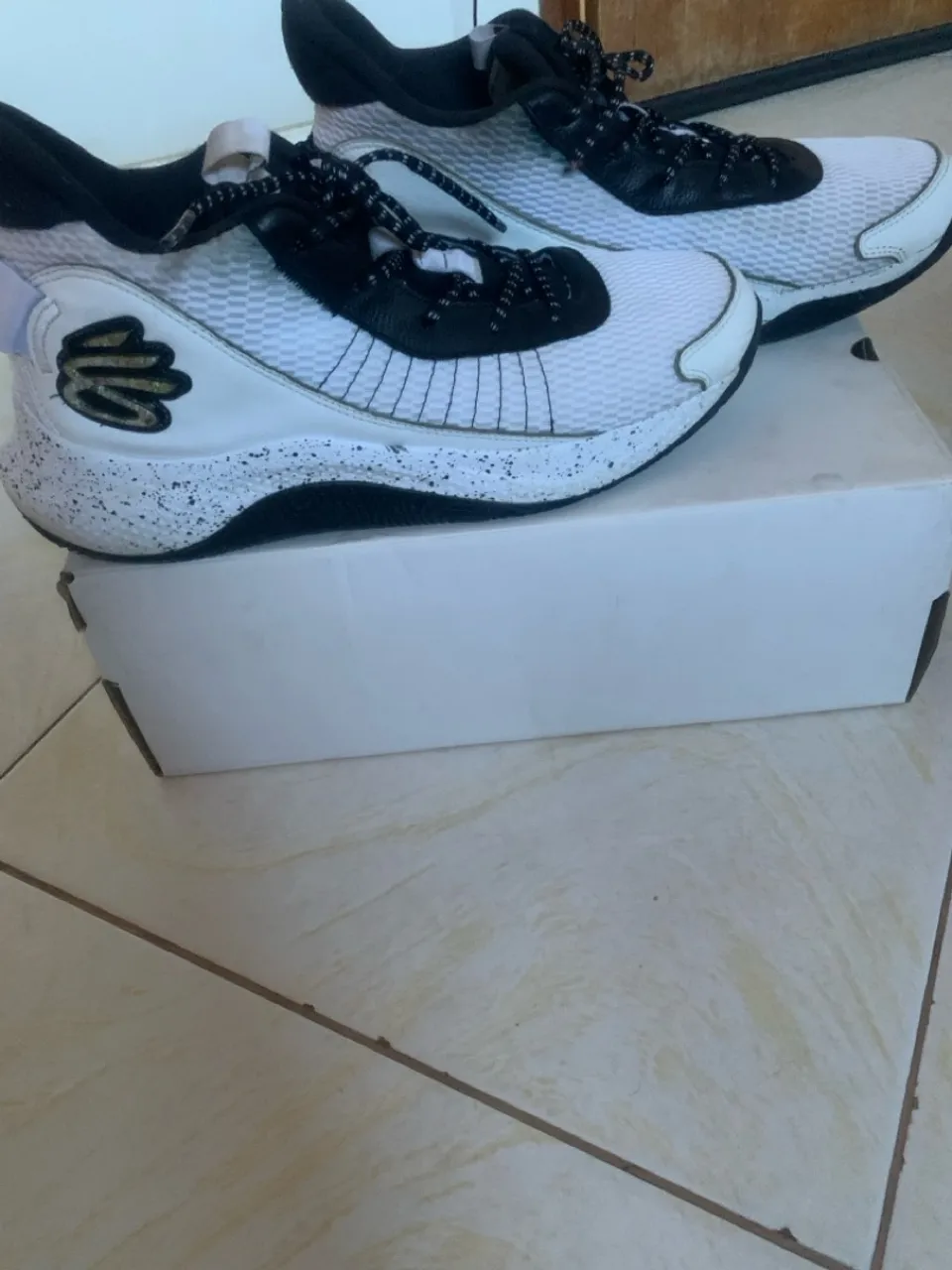 Tênis Curry Branco e Preto