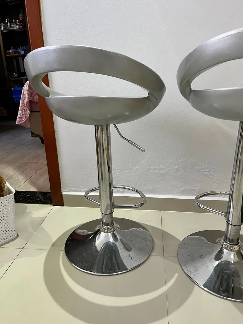 2 Banquetas Modernas Cromadas - Design Elegante - Foto 3