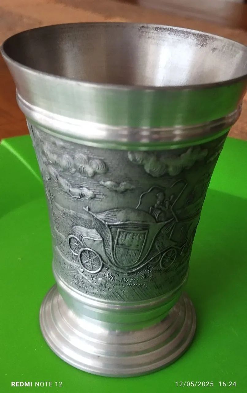 Caneca alemã de estanho  95% com design clássico. 250 ml