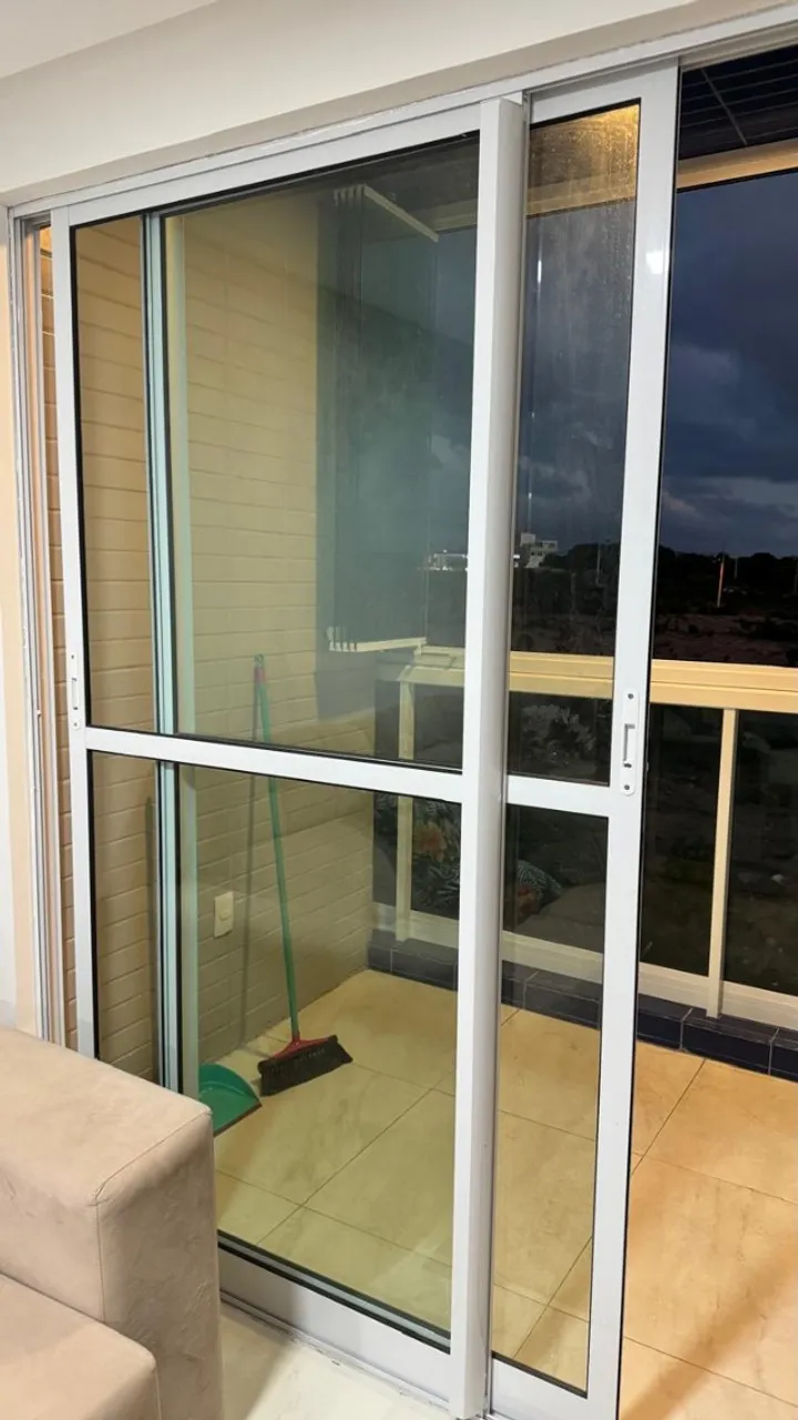 Porta de Vidro com Estrutura em Alumínio