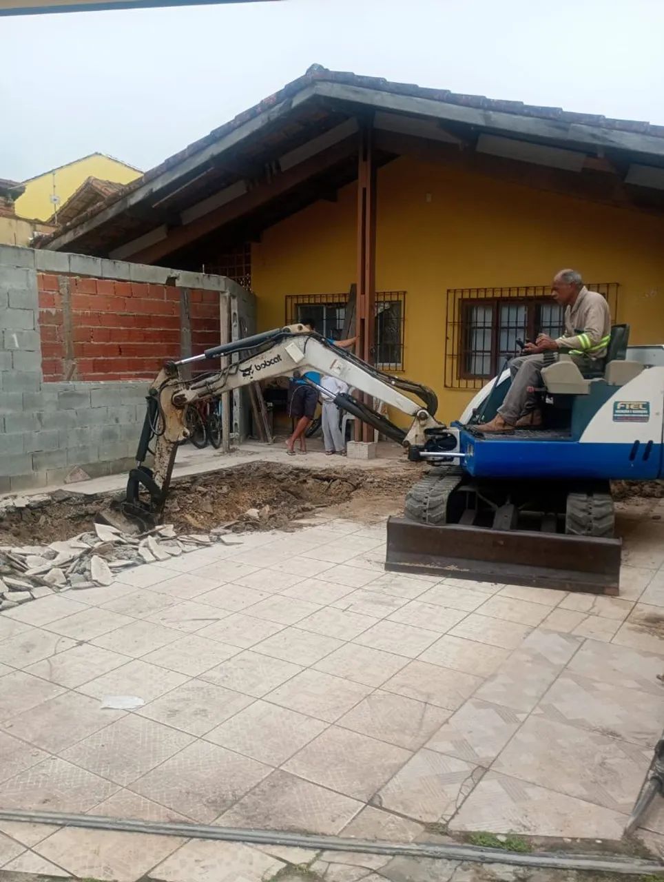 Mini Escavadeira Bobcat - S325 ano 2010. - Foto 4