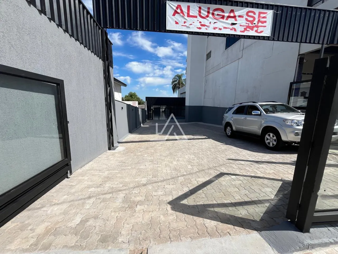 SALA COMERCIAL COM ESTACIONAMENTO NO BOQUEIRÃO