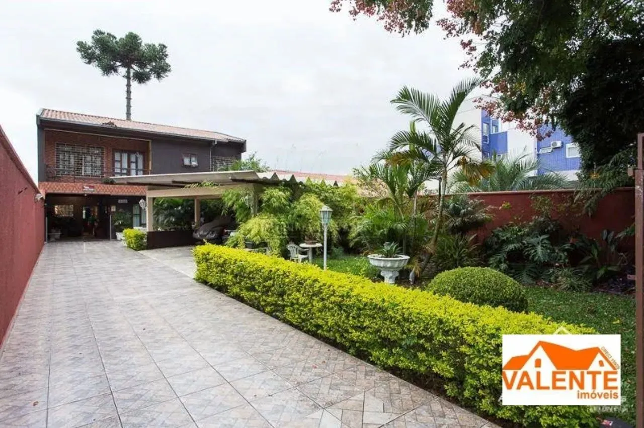 Sobrado à venda em Curitiba-PR, no bairro Bacacheri. Com 4 quartos, 2 suítes, 2 banheiros,