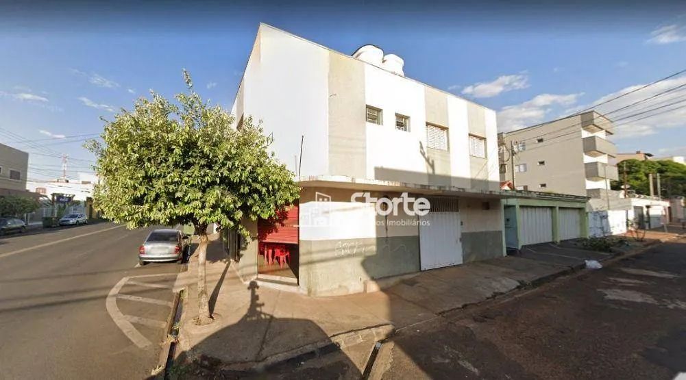 Excelente PONTO COMERCIAL + APTO + 5 KITNETES com localização PRIVILEGIADA no Santa Mônica