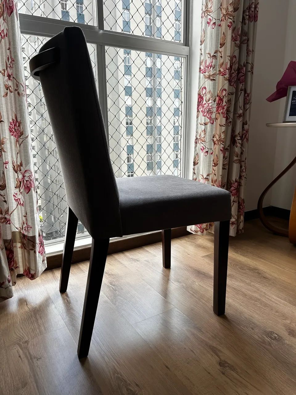 Mesa com 6 cadeiras de madeira estofada em linho - Foto 4