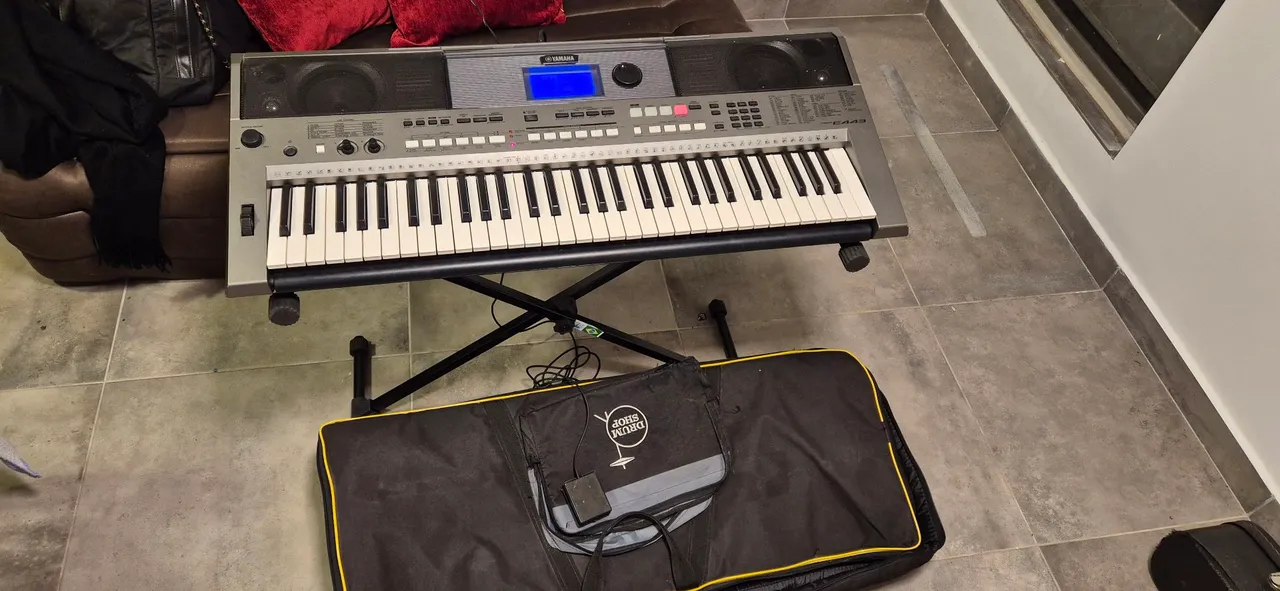 Teclado Yamaha PSR-E443 Semi Novo
