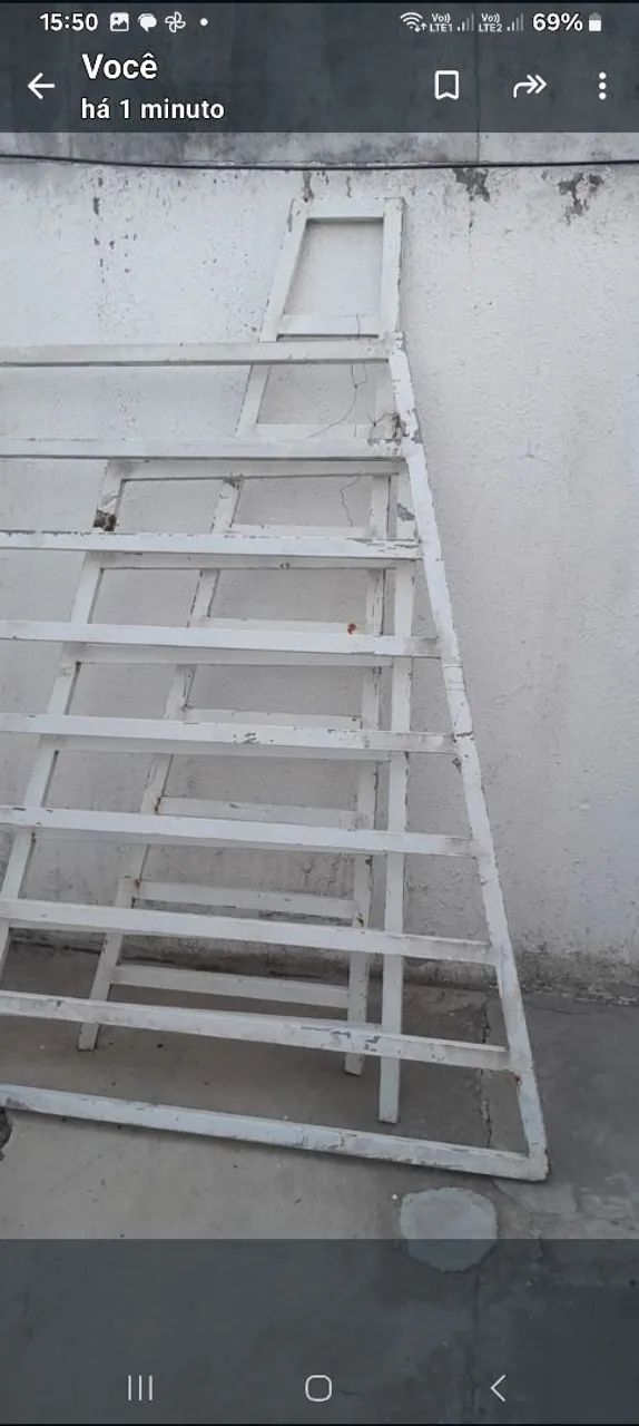 Grades,guias para jardim,pedras seixo,banca em metalon com tampa de granito. 