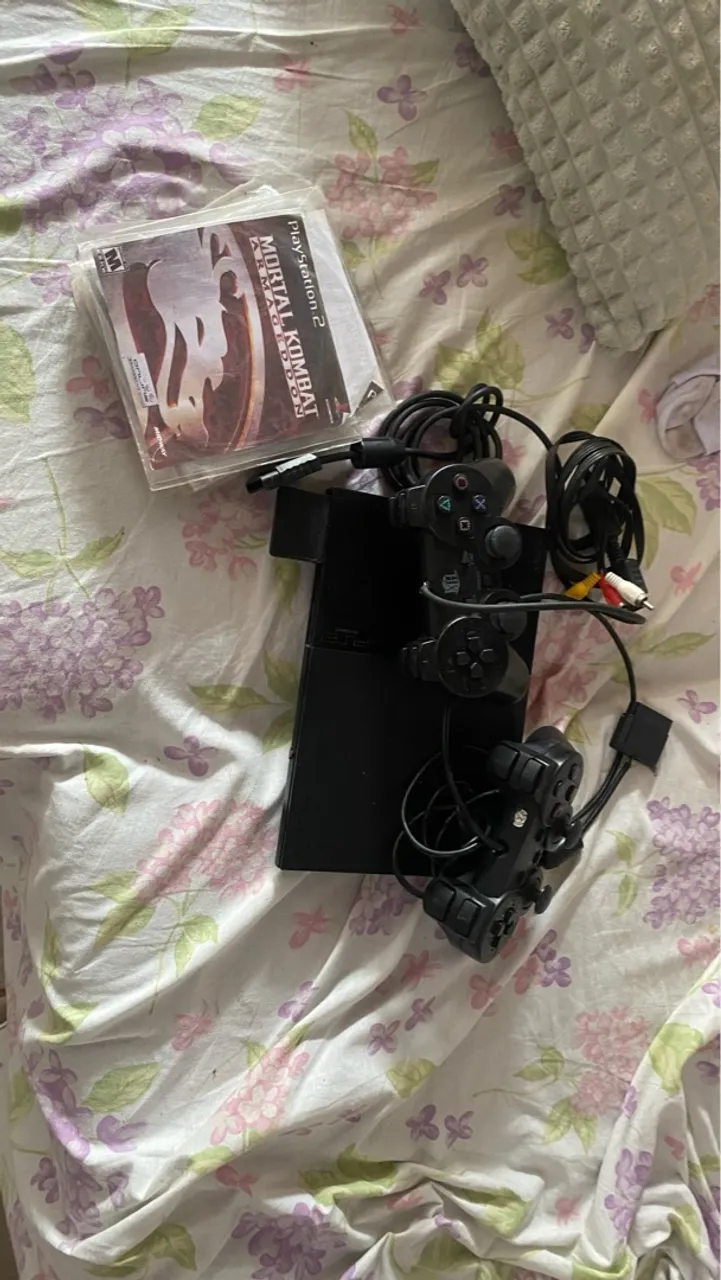 PlayStation 2 com 2 Controles e Jogo Mortal Kombat