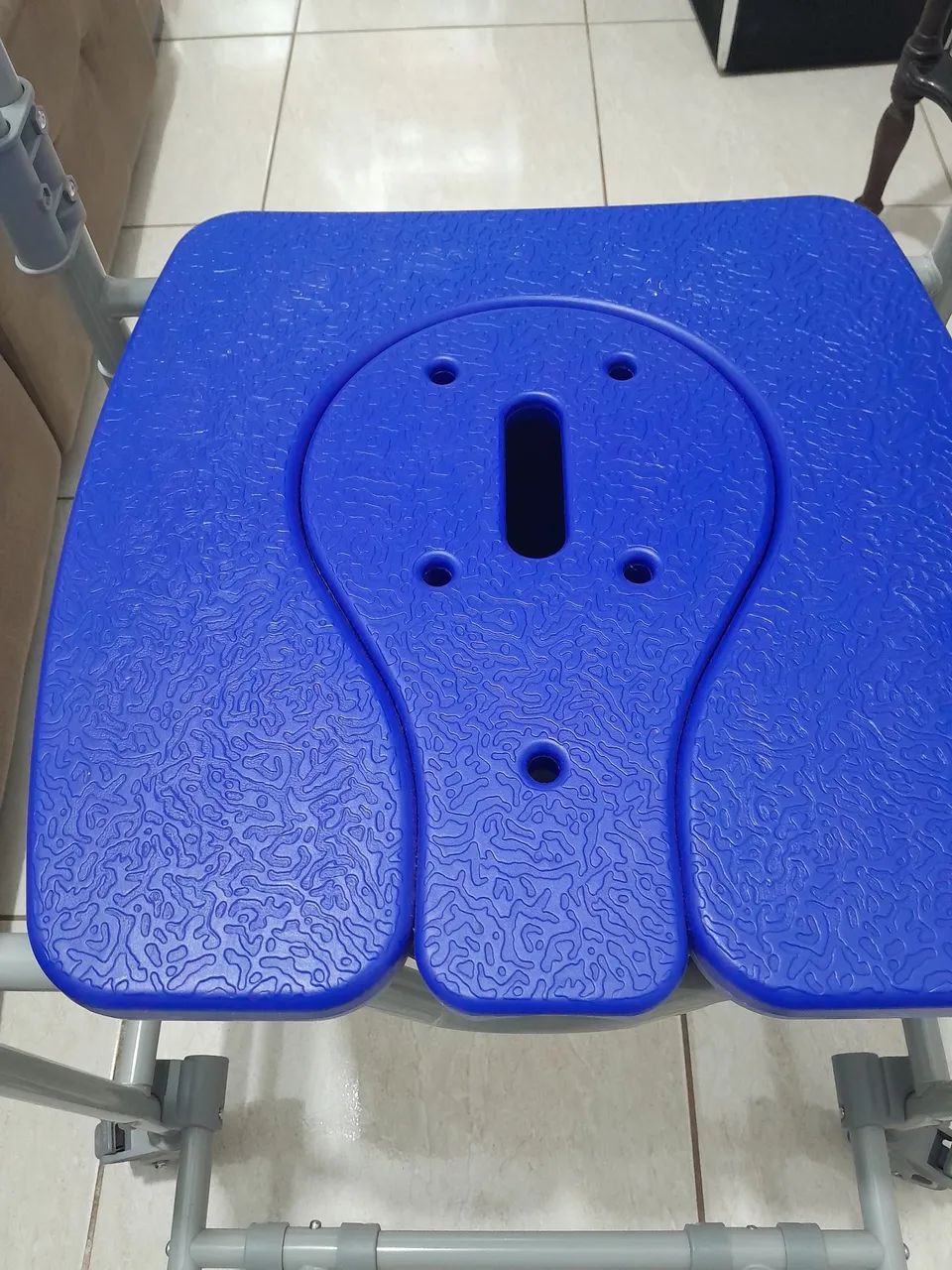 Cadeira de Banho com Rodas - Ideal para Idosos e Pessoas com Mobilidade Reduzida - Foto 6