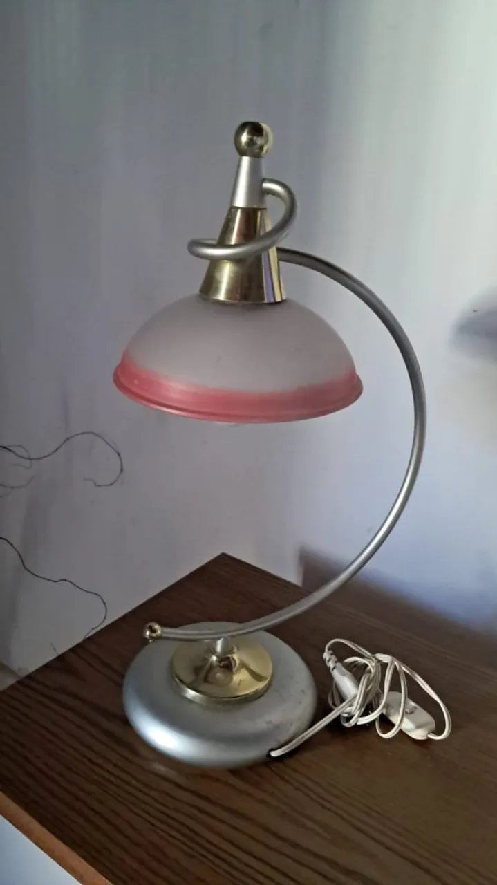 Abajur de Mesa Moderno com Design Curvilíneo
