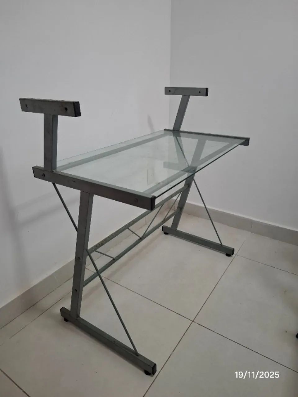 Mesa de trabalho em ferro e vidro