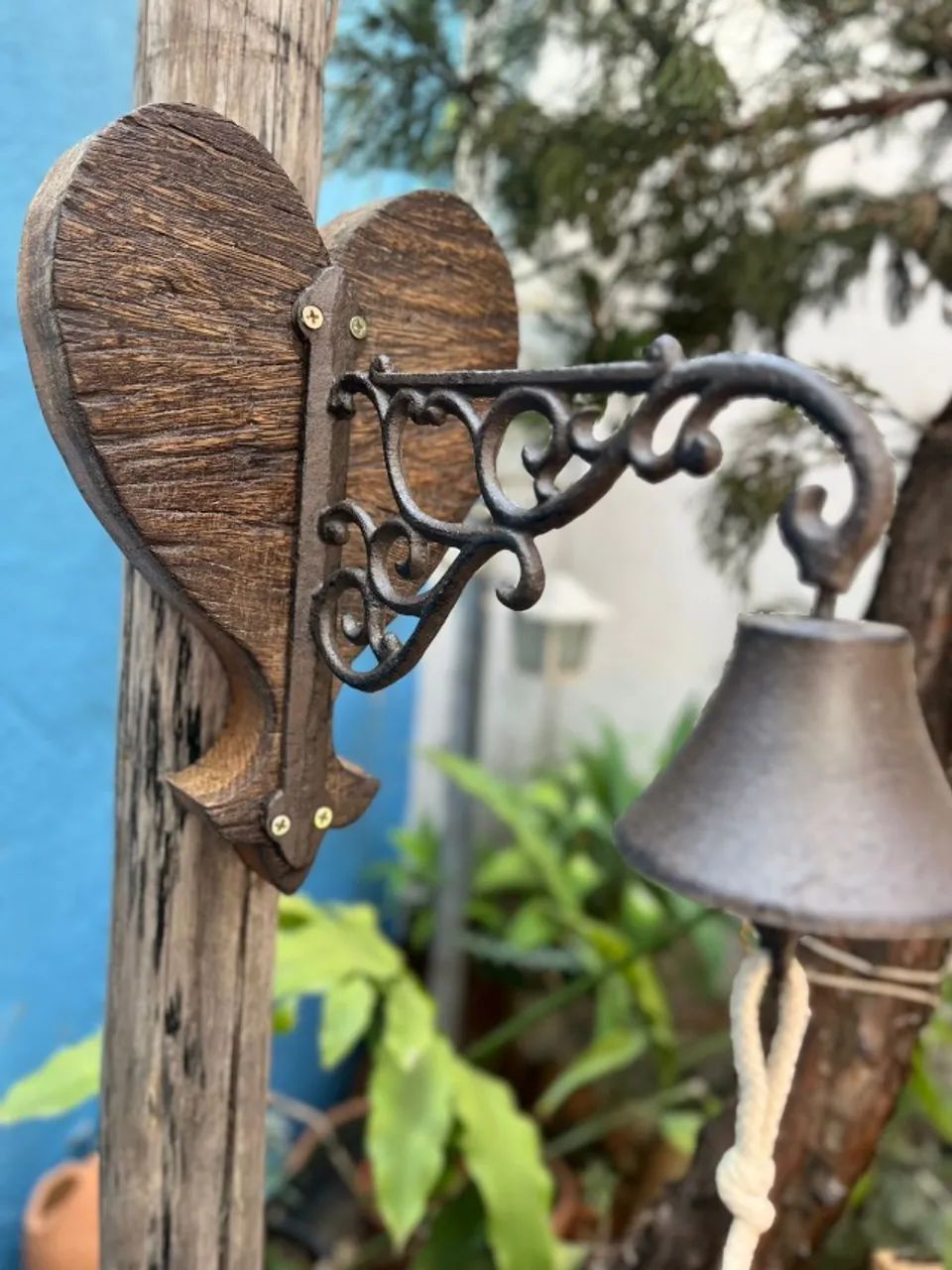 Sino de ferro fundido com suporte em coração de madeira.