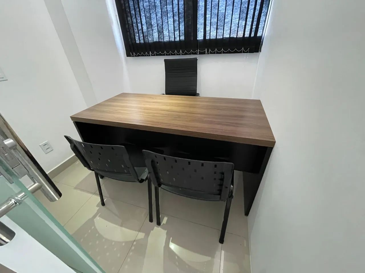 Kit MESA DE ESCRITORIO com Cadeiras direito de fábrica - LOJA IKONMIXOFFICE  - Foto 2