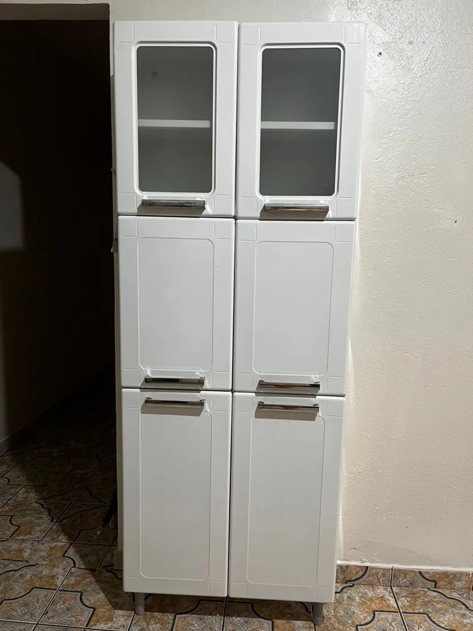 Armário de cozinha branco com vidro
